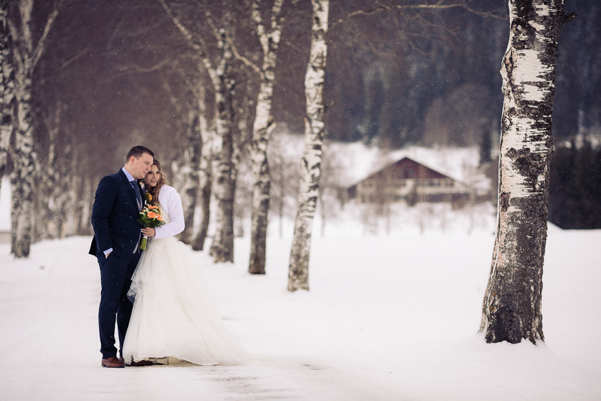 Couple pose dans la neige