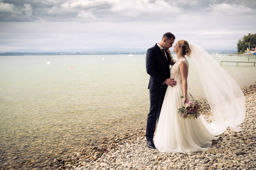 Les jeunes époux posent au bord du lac de Neuchâtel