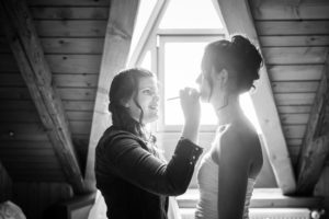 La mariée se prépare dans sa chambre