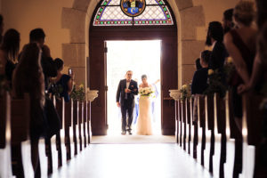 La mariée arrive au bras de son père