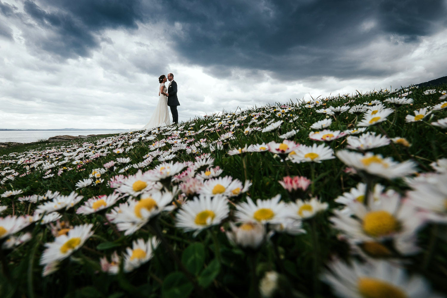 Un mariage au bord du lac de Neuchâtel au printemps