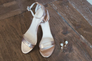 Chaussures de la mariée pendant les préparatifs