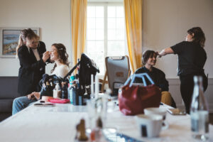 La mariée pendant le maquillage