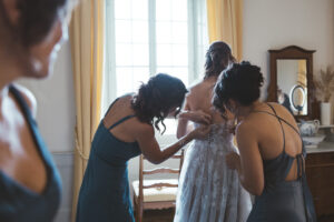 Enfilage robe de mariée