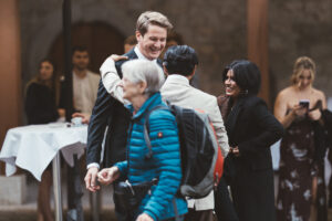 Le marié et les invités avant la cérémonie