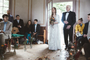 La mariée entre avec son pere