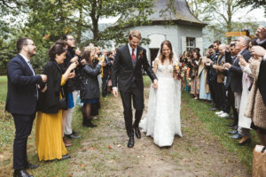 Les Mariés sortent du pavillon
