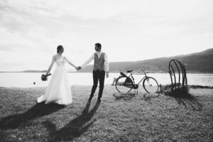 Photo de couple au bord du lac de Bienne